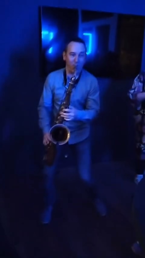 Salle karaoké privatisée Liège — écran géant et sono professionnelle Salle karaoké privatisée Liège — écran géant et sono professionnelle