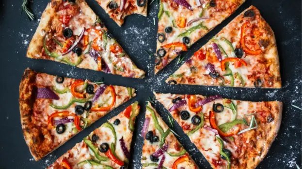 Buffet pizzas livré en salle — restauration privatisation Studio Carré Buffet pizzas livré en salle — restauration privatisation Studio Carré